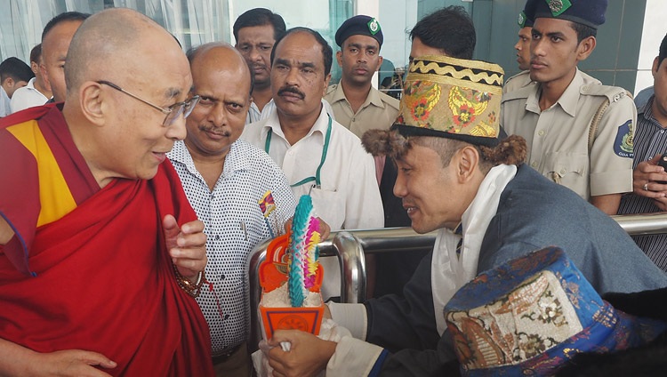 Seine Heiligkeit der Dalai Lama wird bei seiner Ankunft am Flughafen traditionell empfangen in Dabolim, Goa, Indien am 7. August 2018. Foto von Jeremy Russell