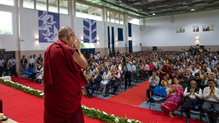 Seine Heiligkeit der Dalai Lama grüsst das Publikum vor seinem Vortrag am Goa Institute of Management in Sanquelim, Goa, Indien am 8. August 2018. Foto: Tenzin Choejor