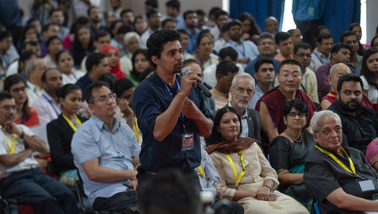 Jemand aus dem Publikum stellt Seiner Heiligkeit dem Dalai Lama eine Frage am Goa Institute of Management in Sanquelim, Goa, Indian am 8. August 2018. Foto: Tenzin Choejor