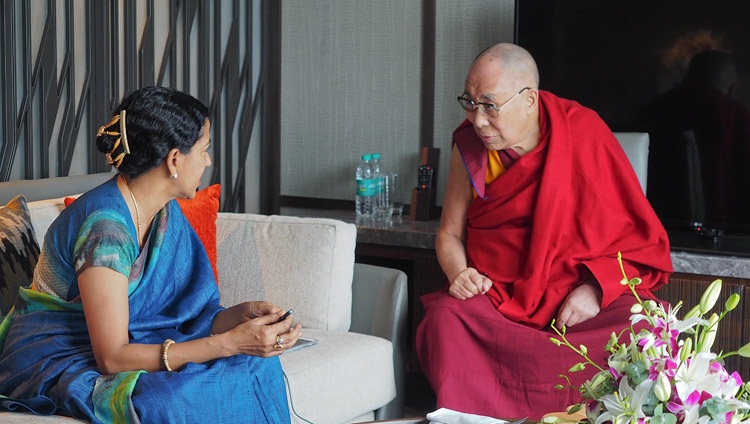 Seine Heiligkeit der Dalai Lama im Interview mit Shoba Narayan in Bengaluru, Karnataka, Indien am 10. August 2018. Foto: Jeremy Russell