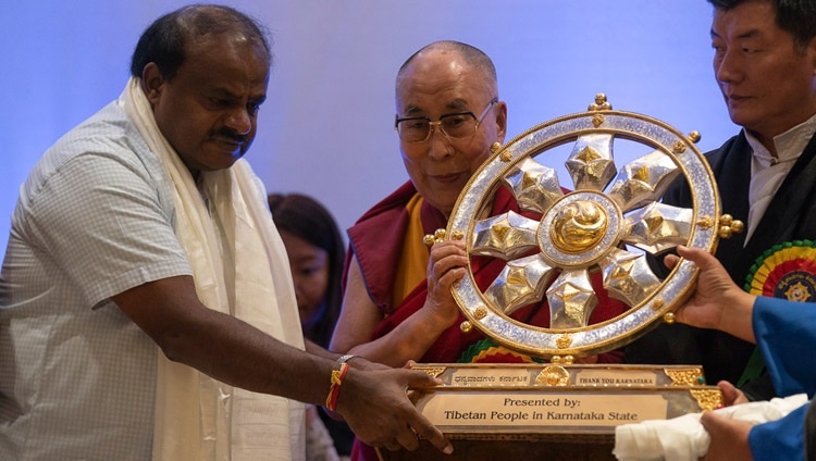 Seine Heiligkeit der Dalai Lama überreicht ein Dharma-Rad dem Volk und der Regierung von Karnataka als Dank für die Unterstützung tibetischer Flüchtlinge - in Bengaluru, Karnataka, Indien am 10. August 2018. Foto: Tenzin Choejor
