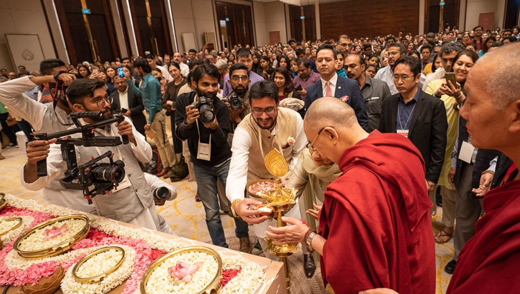 Seine Heiligkeit der Dalai Lama zündet zu Beginn seines Vortrages für Vidyaloke eine Lampe an - in Bengaluru, Karnataka, Indien am 11. August 2018. Foto: Tenzin Choejor