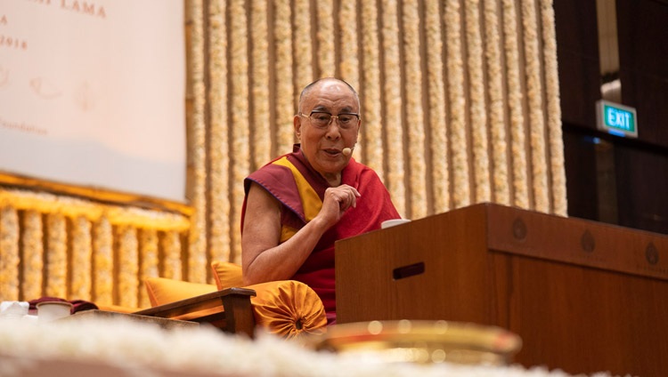 Seine Heiligkeit der Dalai Lama spricht über 'Mut und Mitgefühl im 21. Jhd.' für Vidyaloke in Bengaluru, Karnataka, Indien am 11. August 2018. Foto: Tenzin Choejor