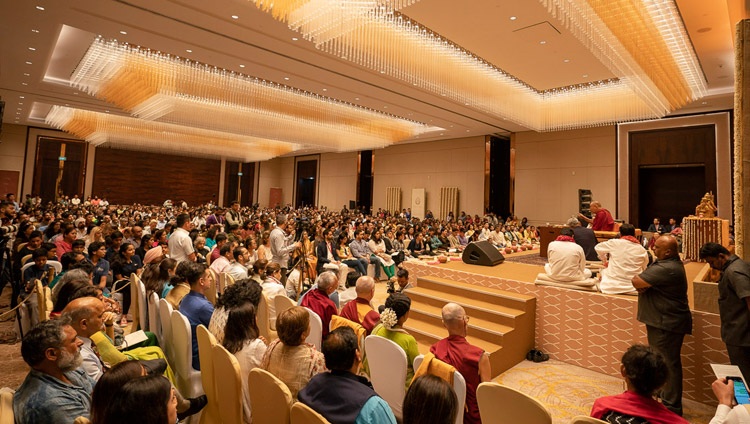 Ein Blick auf die Bühne während des Vortrages von Seiner Heiligkeit dem Dalai Lama über 'Mut und Mitgefühl im 21. Jhd.' in Bengaluru, Karnataka, Indien am 11. August 2018. Foto: Tenzin Choejor