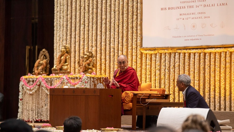 Seine Heiligkeit der Dalai Lama im Austausch mit dem Publikum seines Vortrages über ‚Mut und Mitgefühl im 21. Jhd.‘ in Bengaluru, Karnataka, Indien am 11. August 2018. Foto: Tenzin Choejor