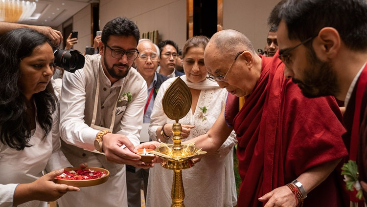 Seine Heiligkeit der Dalai Lama zündet zu Beginn seines Vortrages für Vidyaloke eine Lampe an – in Bengaluru, Karnataka, Indien am 12. August 2018. Foto: Tenzin Choejor