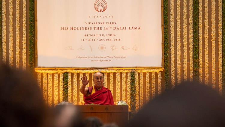 Seine Heiligkeit der Dalai Lama spricht über ‚Indisches Wissen in der Moderne‘ für Vidyaloke in Bengaluru, Karnataka, Indien am 12. August 2018. Foto: Tenzin Choejor