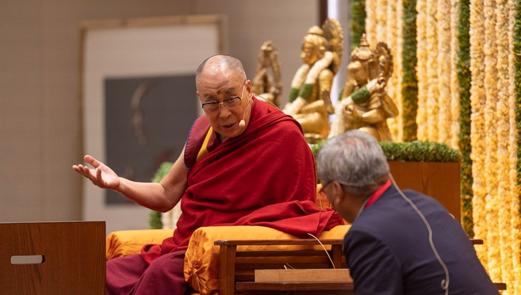 Seine Heiligkeit der Dalai Lama erklärt einen Sachverhalt auf Tibetisch seinem Englisch-Übersetzer in Bengaluru, Karnataka, Indien am 12. August 2018. Foto: Tenzin Choejor