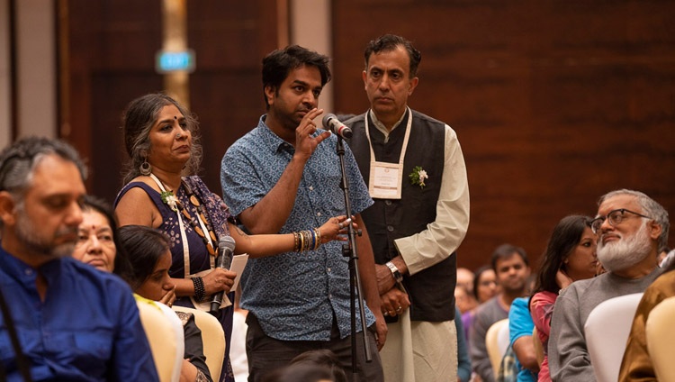 Jemand aus dem Publikum stellt Seiner Heiligkeit dem Dalai Lama nach dem Vortrag eine Frage – in Bengaluru, Karnataka, Indien am 12. August 2018. Foto: Tenzin Choejor