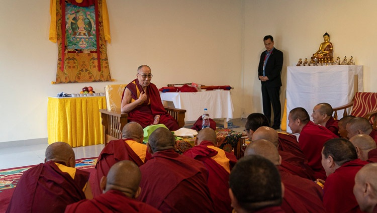 Seine Heiligkeit der Dalai Lama trifft sich mit einer Gruppe von Mönchen, die am Dalai Lama Institute of Higher Education studieren - in Sheshagrihalli, Karnataka, Indien am 13. August 2018. Foto: Tenzin Choejor