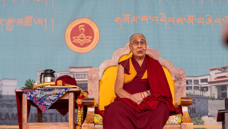 Seine Heiligkeit der Dalai Lama spricht vor über 6‘000 Studierende und Angehörige am Dalai Lama Institute of Higher Education in Sheshagrihalli, Karnataka, Indien am 13. August 2018. Foto: Tenzin Choejor