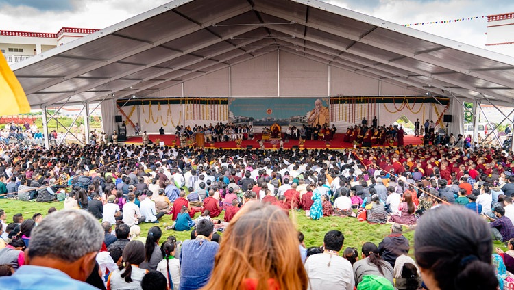 Ein Blick auf die Versammlung während des Vortrages von Seiner Heiligkeit dem Dalai Lama am Dalai Lama Institute of Higher Edcuation in Sheshagrihalli, Karnataka, Indien am 13. August 2018. Foto: Tenzin Choejor