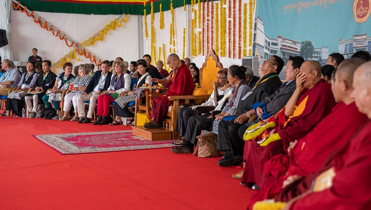 Seine Heiligkeit der Dalai Lama spricht vor 6‘000 Studierenden und Angehörige am Dalai Lama Institute of Higher Edcuation in Sheshagrihalli, Karnataka, Indien am 13. August 2018. Foto: Tenzin Choejor