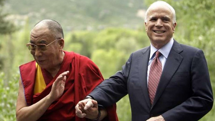 Seine Heiligkeit der Dalai Lama mit Sen John McCain in Aspen, Colorado, USA im Jahr 2008. (Foto: Reuters)