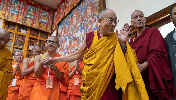 Seine Heiligkeit der Dalai Lama grüsst die Teilnehmenden der Unterweisungen im tibetischen Haupttempel in Dharamsala, HP, Indien am 4. September 2018. Foto: Tenzin Choejor