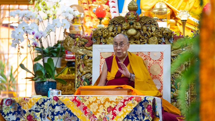 Seine Heiligkeit der Dalai Lama spricht während den Unterweisungen im tibetischen Haupttempel in Dharamsala, HP, Indien am 4. September 2018. Foto: Tenzin Choejor