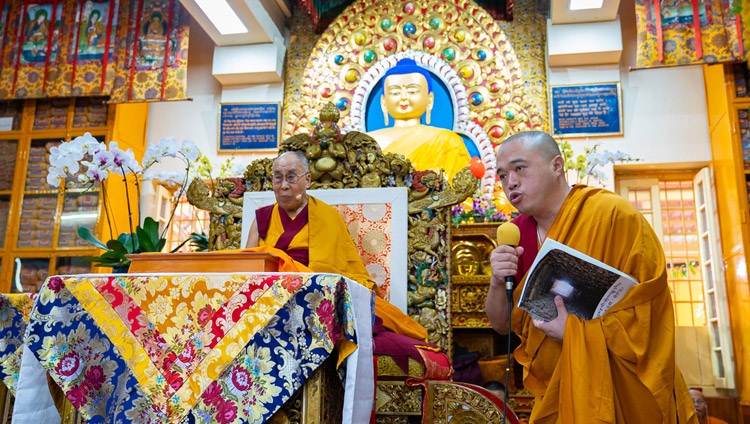 Seiner Heiligkeit dem Dalai Lama wird während einer Teepause eine Frage aus dem Publikum gestellt - im tibetischen Haupttempel in Dharamsala, HP, Indien am 4. September 2018. Foto: Tenzin Choejor