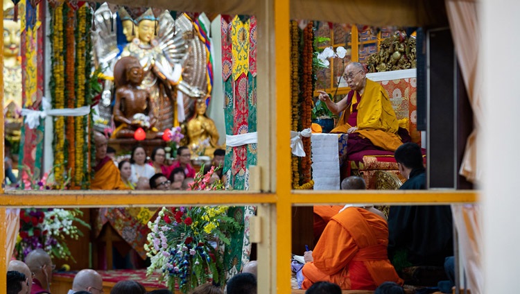 Ein Blick von außen auf Seine Heiligkeit den Dalai Lama während den Unterweisungen im tibetischen Haupttempel in Dharamsala, HP, Indien am 4. September 2018. Foto: Tenzin Choejor