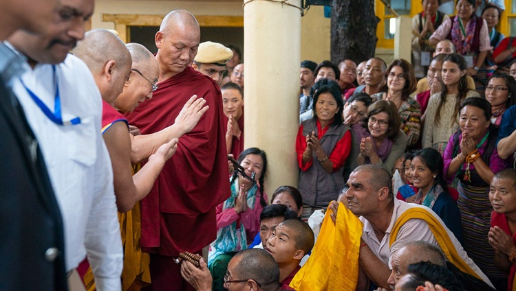 Seine Heiligkeit der Dalai Lama grüsst Teilnehmende der Unterweisungen beim Verlassen des tibetischen Haupttempels in Dharamsala, HP, Indien am 4. September 2018. Foto: Tenzin Choejor