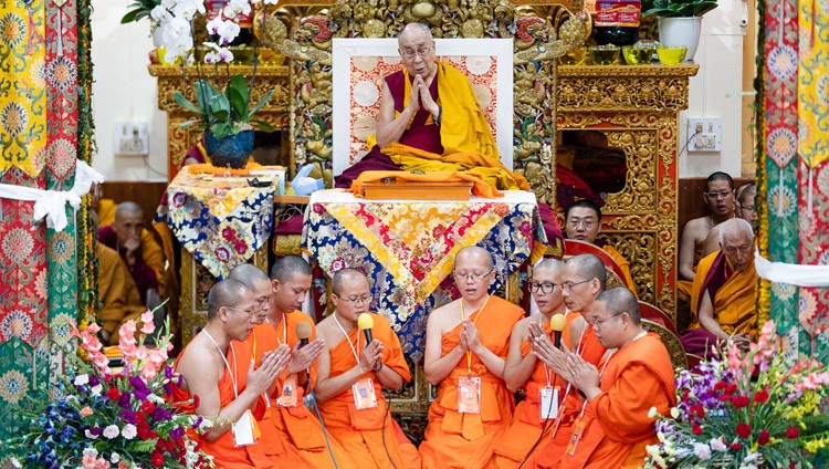 Thailändische Mönche beten nach der Theravada-Tradition zu Beginn der Unterweisungen von Seiner Heiligkeit dem Dalai Lama in Dharamsala, HP, Indien am 5. September 2018. Foto: Tenzin Choejor
