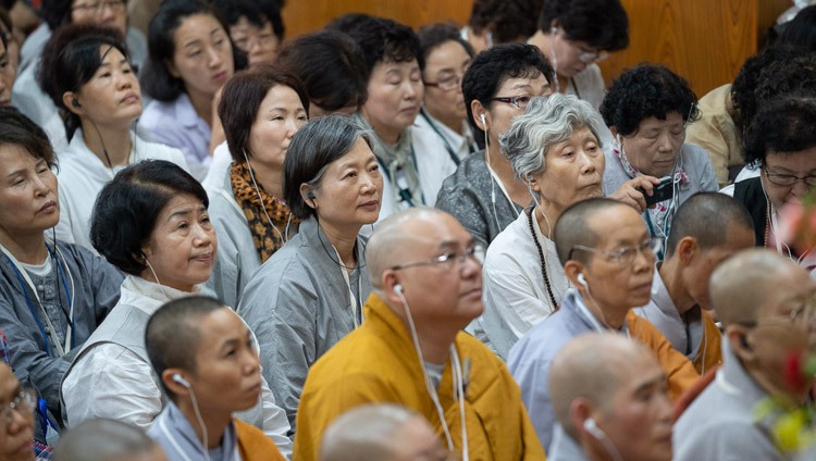 Die Teilnehmenden verfolgen die Unterweisungen von Seiner Heiligkeit dem Dalai Lama im tibetischen Haupttempel in Dharamsala, HP, Indien am 5. September 2018. Foto: Tenzin Choejor