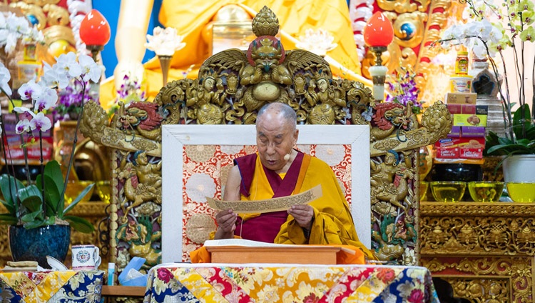 Seine Heiligkeit der Dalai Lama liest aus dem Text für die Unterweisungen im tibetischen Haupttempel in Dharamsala, HP, Indien am 5. September 2018. Foto: Lobsang Tsering