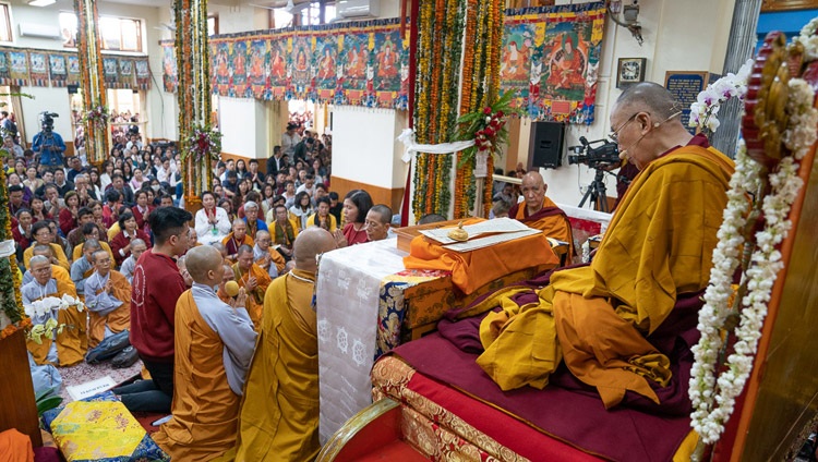 Seine Heiligkeit der Dalai Lama während der Vorbereitung für die Avalokiteshvara-Erlaubnis im tibetischen Haupttempel in Dharamsala, HP, Indien am 6. September 2018. Foto: Tenzin Choejor