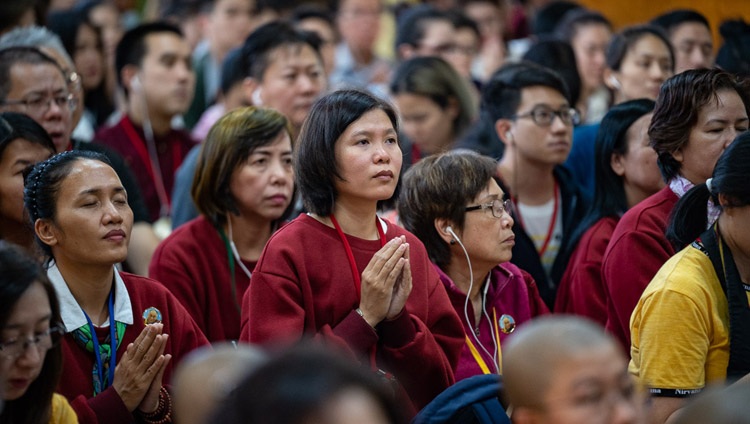 Die Teilnehmenden verfolgen am dritten Tag die Unterweisungen von Seiner Heiligkeit dem Dalai Lama im tibetischen Haupttempel in Dharamsala, HP, Indien am 6. September 2018. Foto: Tenzin Choejor