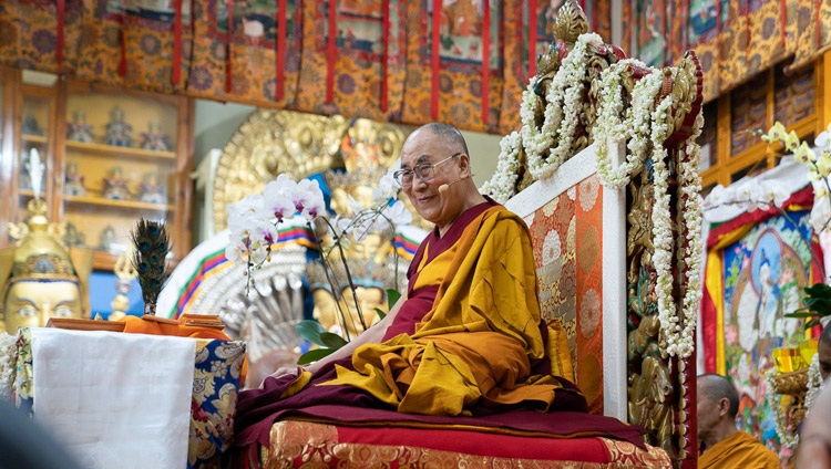Seine Heiligkeit der Dalai Lama am dritten Tag seiner Unterweisungen für Teilnehmende aus dem südost-asiatischen Raum im tibetischen Haupttempel in Dharamsala, HP, Indien am 6. September 2018. Foto: Tenzin Choejor