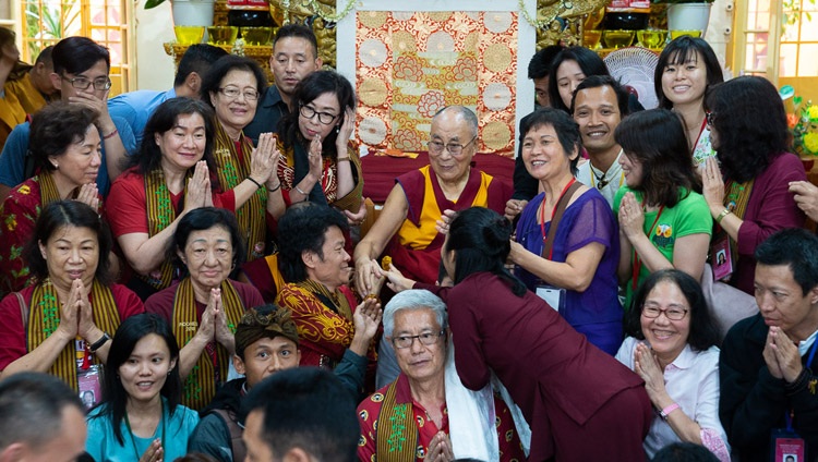 Seine Heiligkeit der Dalai Lama posiert für eines von mehreren Gruppenfotos mit den Teilnehmenden der Unterweisungen im tibetischen Haupttempel in Dharamsala, HP, Indien am 7. September 2018. Foto: Tenzin Choejor