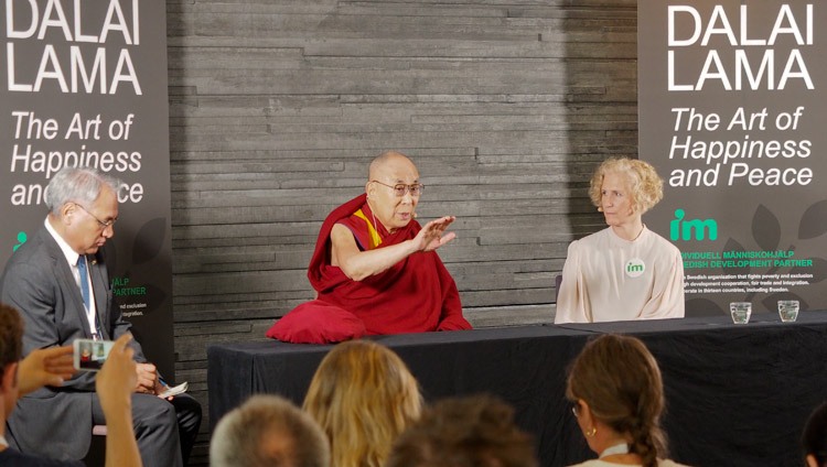 Seine Heiligkeit der Dalai Lama im Gespräch mit Vertretern der Presse in Malmö, Schweden am 12. September 2018. Foto: Jeremy Russell