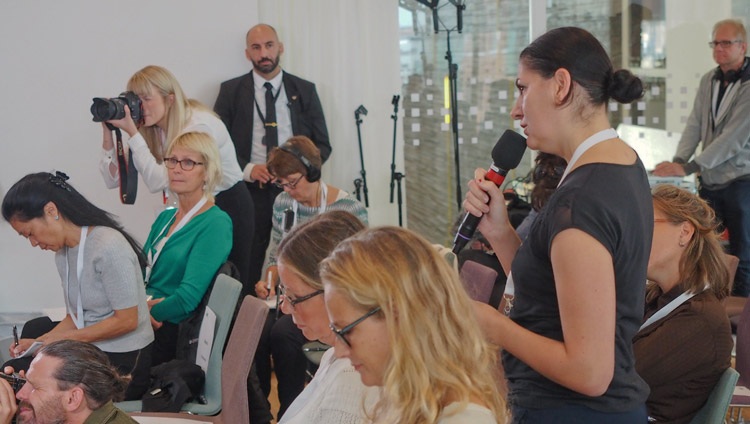 Vertreter der Presse stellen Seiner Heiligkeit dem Dalai Lama Fragen in Malmö, Schweden am 12. September 2018. Foto: Jeremy Russell