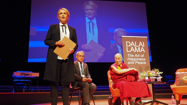 Kattis Ahlstrom, schwedische Journalistin, begrüsst Seine Heiligkeit den Dalai Lama und das Publikum zum Vortrag in Malmö Live, in Malmö, Schweden am 12. September 2018. Foto: Jeremy Russell