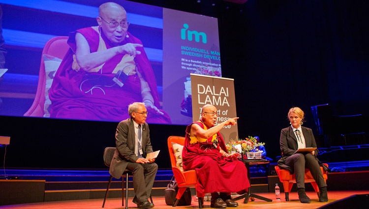 Seine Heiligkeit der Dalai Lama beantwortet Fragen aus dem Publikum in Malmö, Schweden am 12. September 2018. Foto: Erik Törner/IM