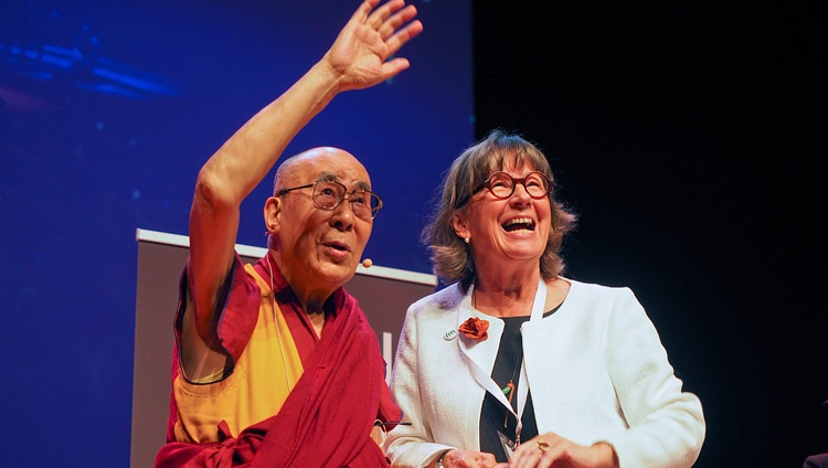 Seine Heiligkeit der Dalai Lama verabschiedet sich vom Publikum nach seinem Vortrag in Malmö, Schweden am 12. September 2018. Foto: Jeremy Russell