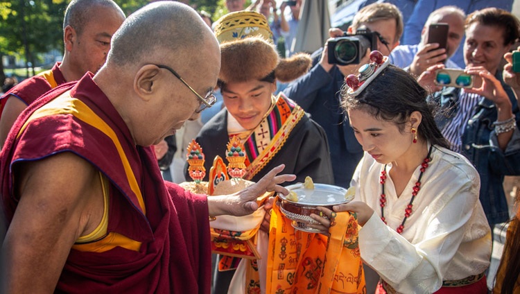 Seine Heiligkeit der Dalai Lama wird bei der Ankunft am Hotel traditionell empfangen – in Rotterdam, Niederlande am 14. September 2018. Foto: Jeppe Schilder