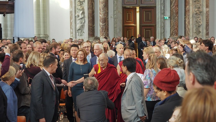 Cathelijne Broers, Geschäftsführerin der Nieuwe Kirk, begleitet Seine Heiligkeit den Dalai Lama zur Bühne in der Nieuwe Kerk in Amsterdam, Holland am 15. September 2018. Foto: Jeremy Russell