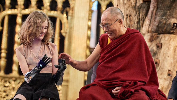 Seine Heiligkeit der Dalai Lama betrachtet die Prothese von Tilly Lockey, die im Alter von 15 Monaten ihre Hände verloren hat, in der Nieuwe Kerk in Amsterdam, Holland am 15. September 2018. Foto: Olivier Adam