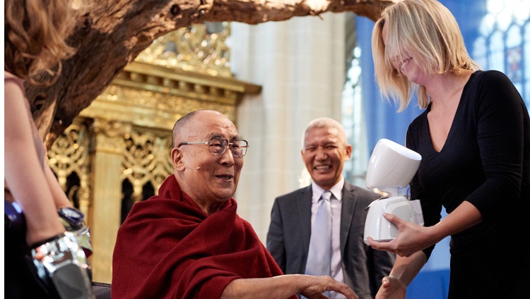 Seine Heiligkeit der Dalai Lama kommuniziert mit AV1, der erste telepresence-Roboter in der Nieuwe Kerk in Amsterdam, Holland am 15. September 2018. Foto: Olivier Adam