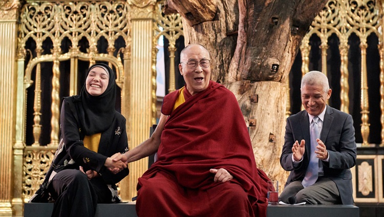 Seine Heiligkeit der Dalai Lama beantwortet eine Frage von Selma Boulmalf während des Dialogs über 'Krankheit, Altern und Tod' in der Nieuwe Kerk in Amsterdam, Holland am 15. September 2018. Foto: Olivier Adam