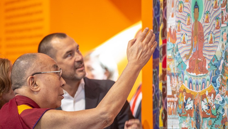 Seine Heiligkeit der Dalai Lama betrachtet eine Ausstellung über ‚Leben des Buddhas‘ in der Nieuwe Kerk in Amsterdam, Holland am 15. September 2018. Foto: Jeppe Schilder