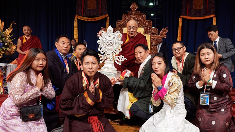 Die tibetische Gemeinschaft in Holland überreicht Seiner Heiligkeit dem Dalai Lama aus Dankbarkeit ein silbernes Dharma-Rad im Ahoy Convention Center in Rotterdam, Niederlande am 16. September 2018. Foto: Olivier Adam