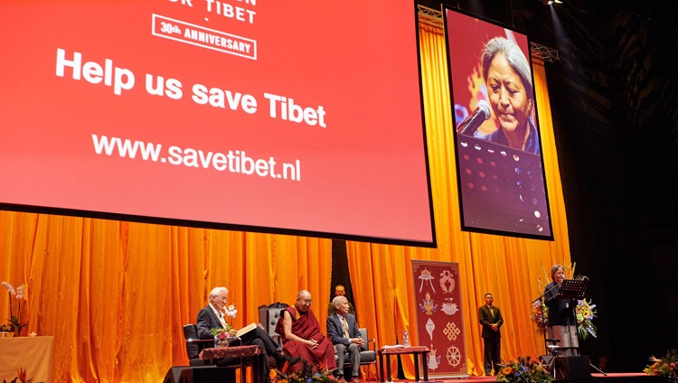 Tsering Jampa, Geschäftsführerin der International Campaign for Tibet (Europa) bei der Eröffnung des Gesprächs zwischen Seiner Heiligkeit dem Dalai Lama und Richard Gere im Ahoy Convention Center in Rotterdam, Niederlande am 16. September 2018. Foto: Olivier Adam