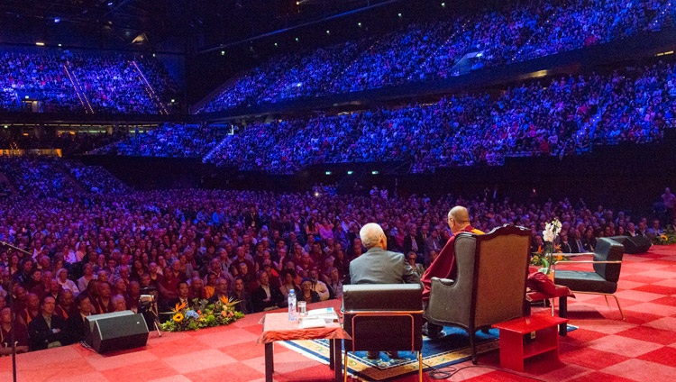 Seine Heiligkeit der Dalai Lama während seines Vortrages vor rund 12‘000 Menschen im Ahoy Convention Center in Rotterdam, Niederlande am 16. September 2018. Foto: Jurjen Donkers