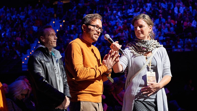 Jemand aus dem Publikum stellt Seiner Heiligkeit dem Dalai Lama nach dem Vortrag eine Frage - im Ahoy Convention Center in Rotterdam, Niederlande am 16. September 2018. Foto: Olivier Adam