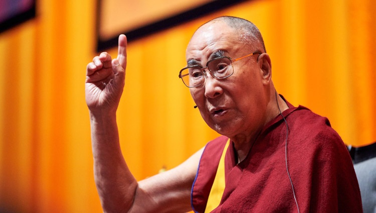 Seine Heiligkeit der Dalai Lama beantwortet Fragen aus dem Publikum nach seinem Vortrag im Ahoy Convention Center in Rotterdam, Niederlande am 16. September 2018. Foto: Olivier Adam