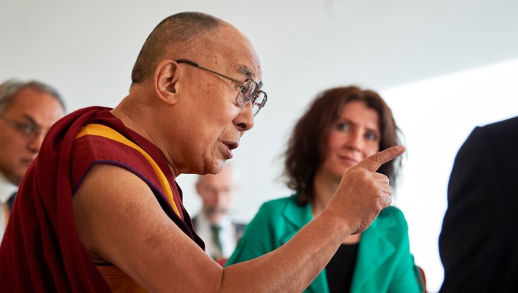Seine Heiligkeit der Dalai Lama im Gespräch mit holländischen Parlamentariern in Rotterdam, Niederlande am 17. September 2018. Foto: Olivier Adam