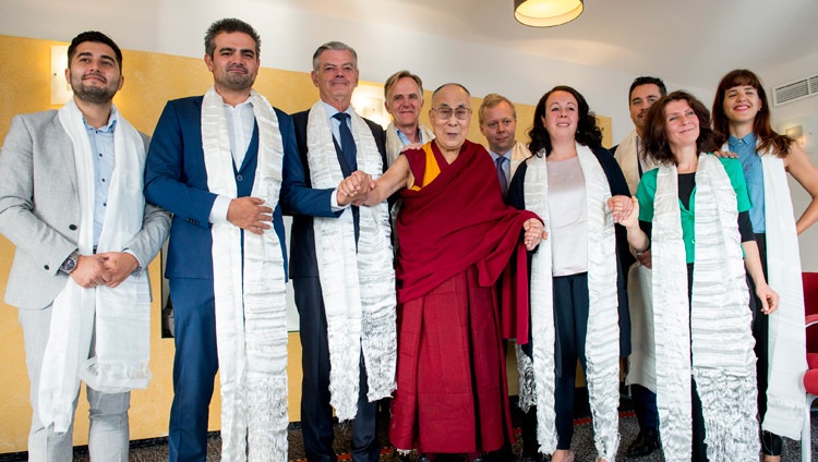 Seine Heiligkeit der Dalai Lama mit holländischen Parlamentariern in Rotterdam, Niederlande am 17. September 2018. Foto: Jurjen Donkers
