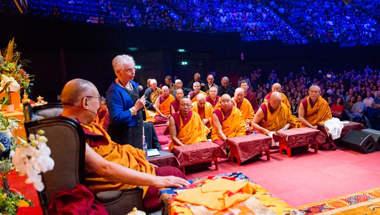 Paula de Wijs begrüsst Seine Heiligkeit den Dalai Lama zu Beginn der Unterweisung in Rotterdam, Niederlande am 17. September 2018. Foto: Jurjen Donkers
