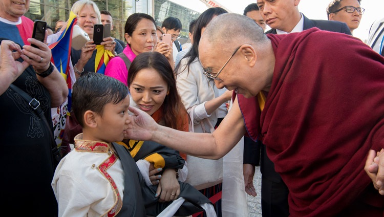 Seine Heiligkeit der Dalai Lama grüsst einen tibetischen Jungen bei der Ankunft am Hotel in Darmstadt, Deutschland am 19. September 2018. Foto: Manuel Bauer